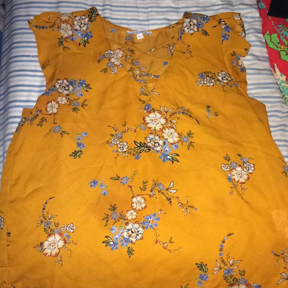 Short ruffled sleeve flowered top.